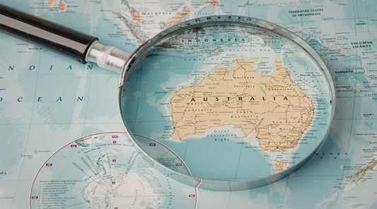 Discovering Australia with a magnifying glass and illustrated map